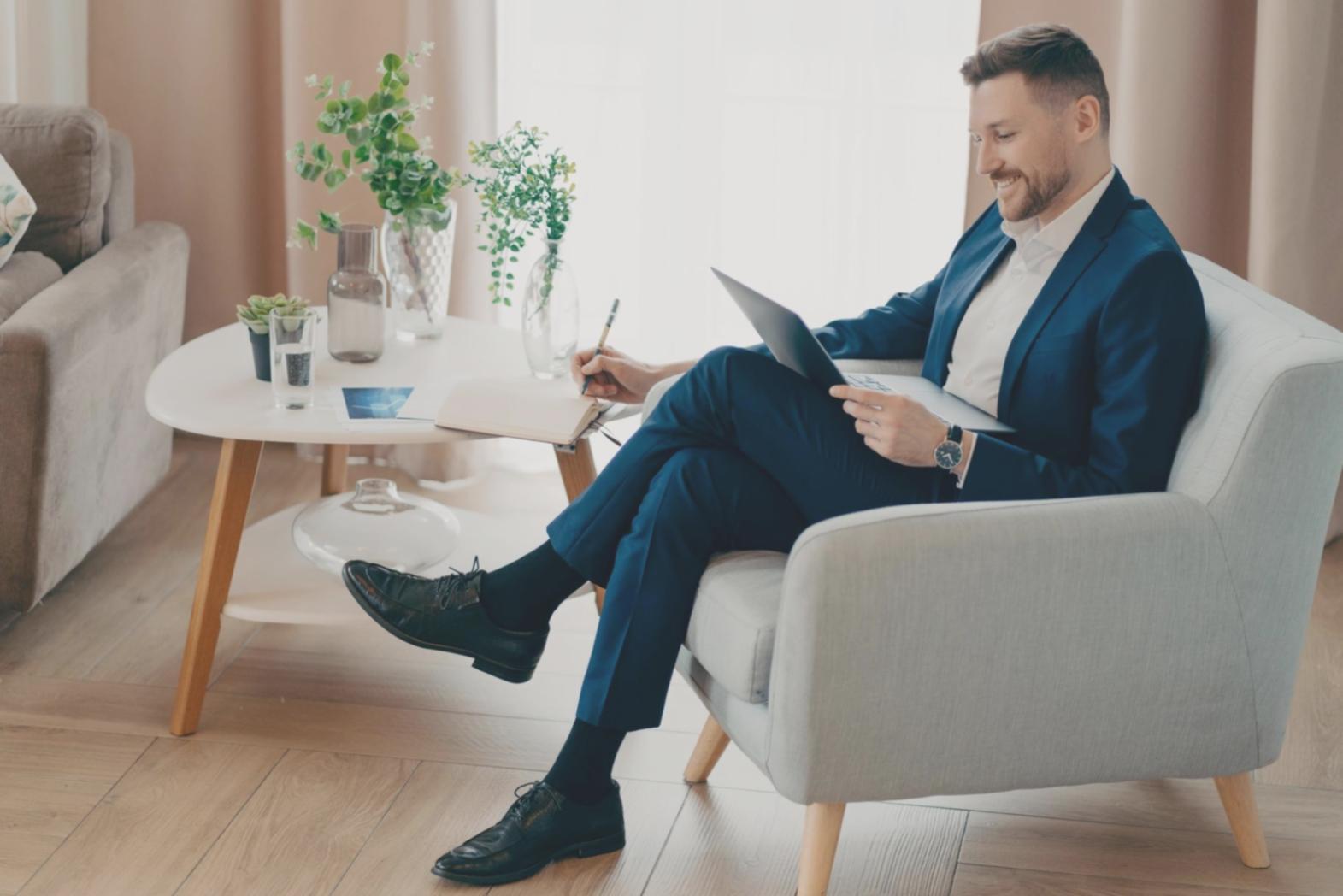 Finanzberatung im modernen Büro mit Dokumenten und Analysen